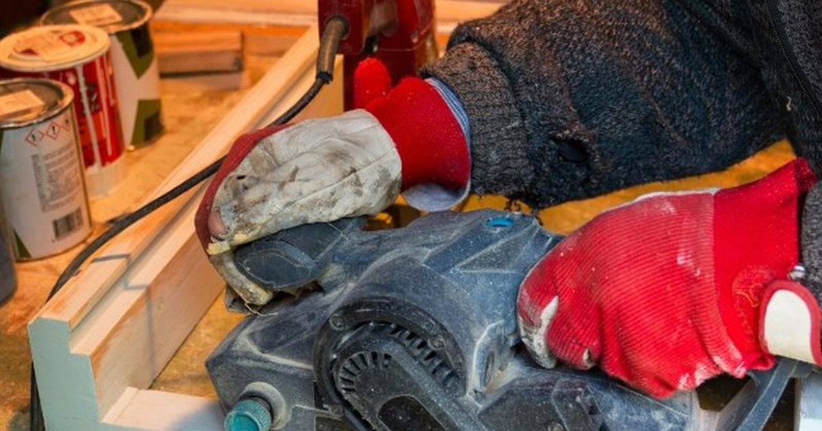 Detalle de la madera de una cómoda antigua restaurada tras tratar la carcoma en el taller de Soria