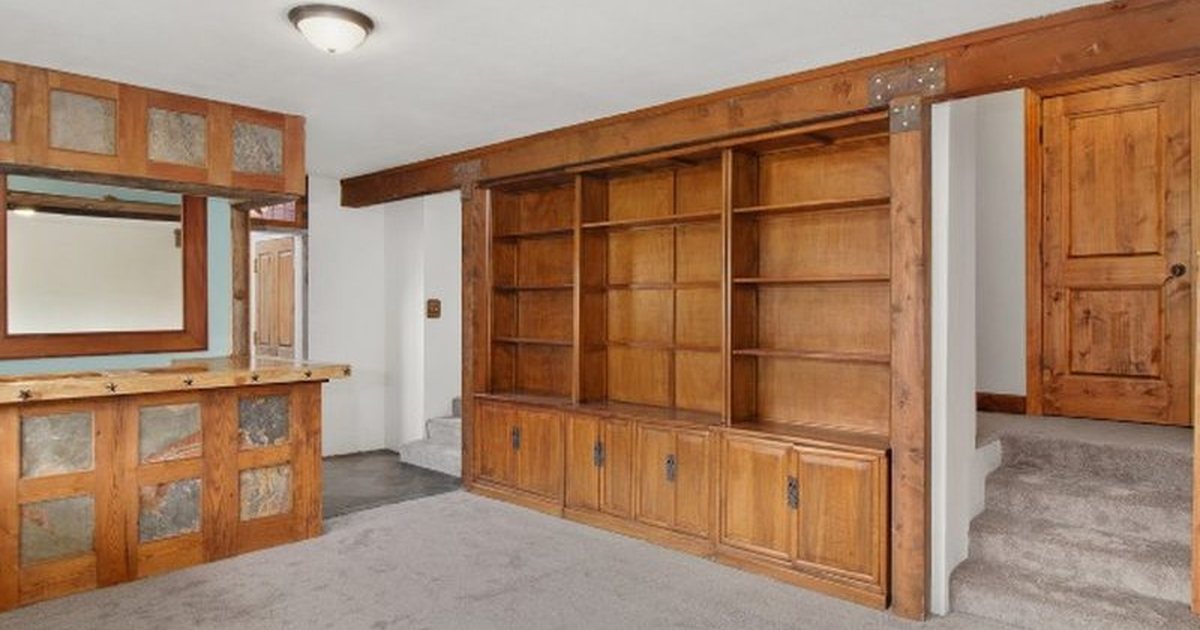 Puertas de madera de interior con distintos acabados apoyadas en el taller de carpintería de Soria