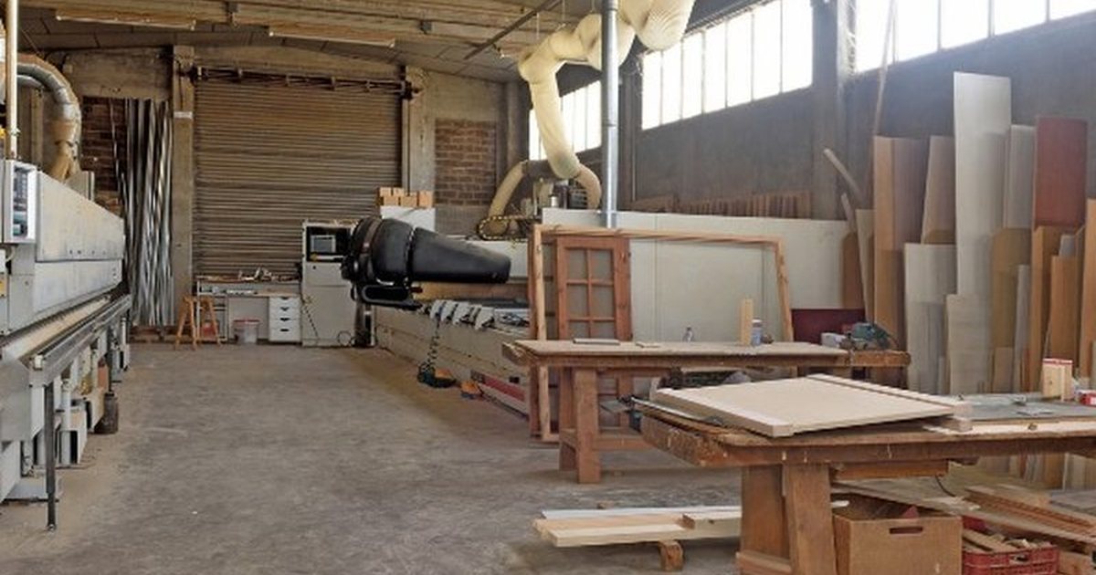 Carpintero trabajando en la fabricación de un mueble a medida en el taller de Soria