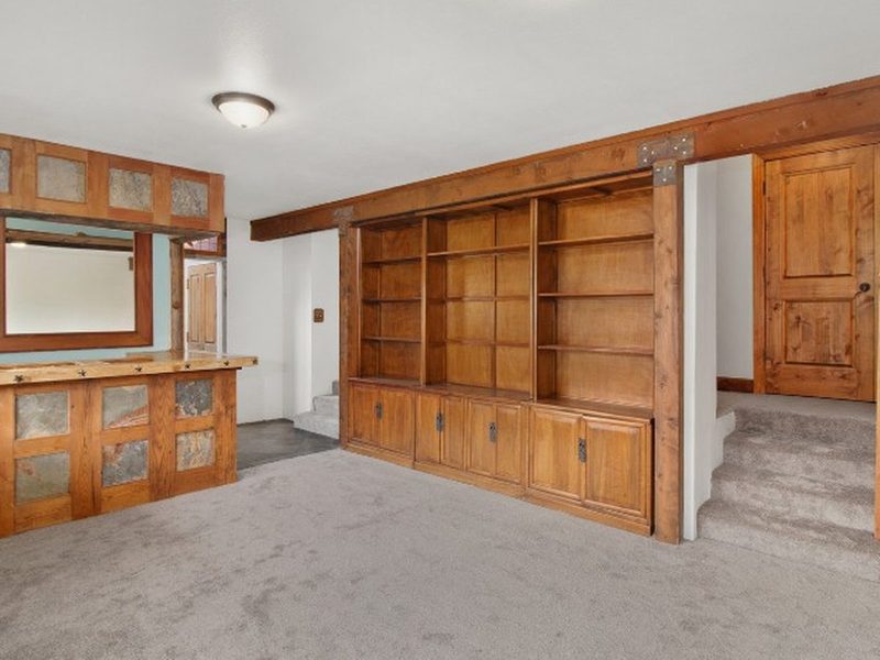 Librería empotrada de madera a medida en una casa del casco histórico de Ágreda