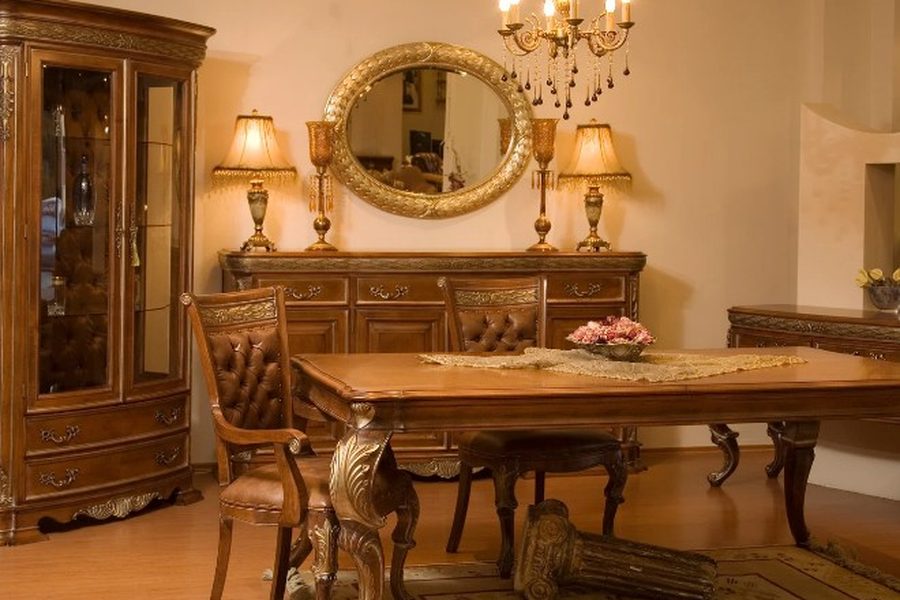 Comedor con aparador y mesa de madera maciza restaurados en una casa señorial de Ágreda