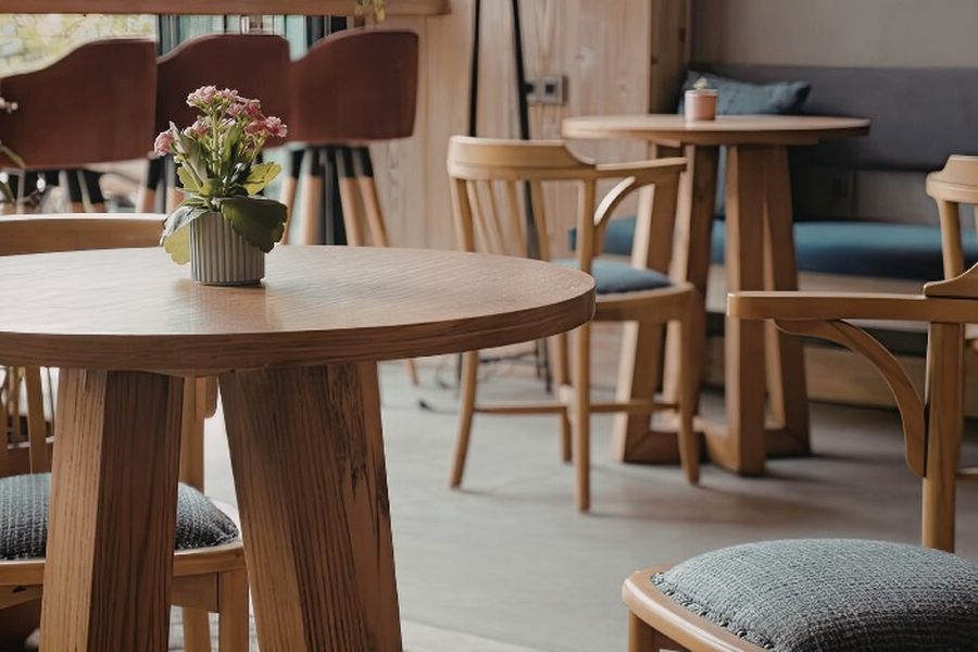 Mesas y sillas de madera maciza fabricadas a medida para un local de Garray