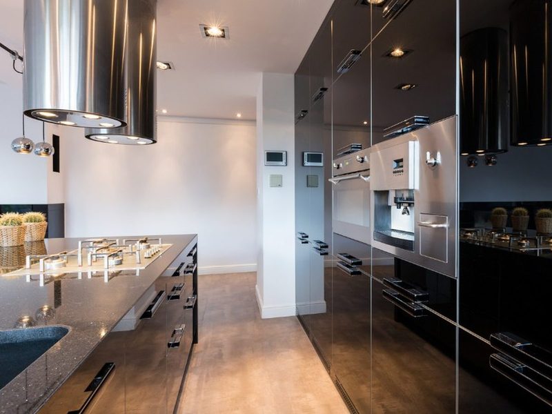 Cocina de madera a medida con isla central en un chalet de Golmayo
