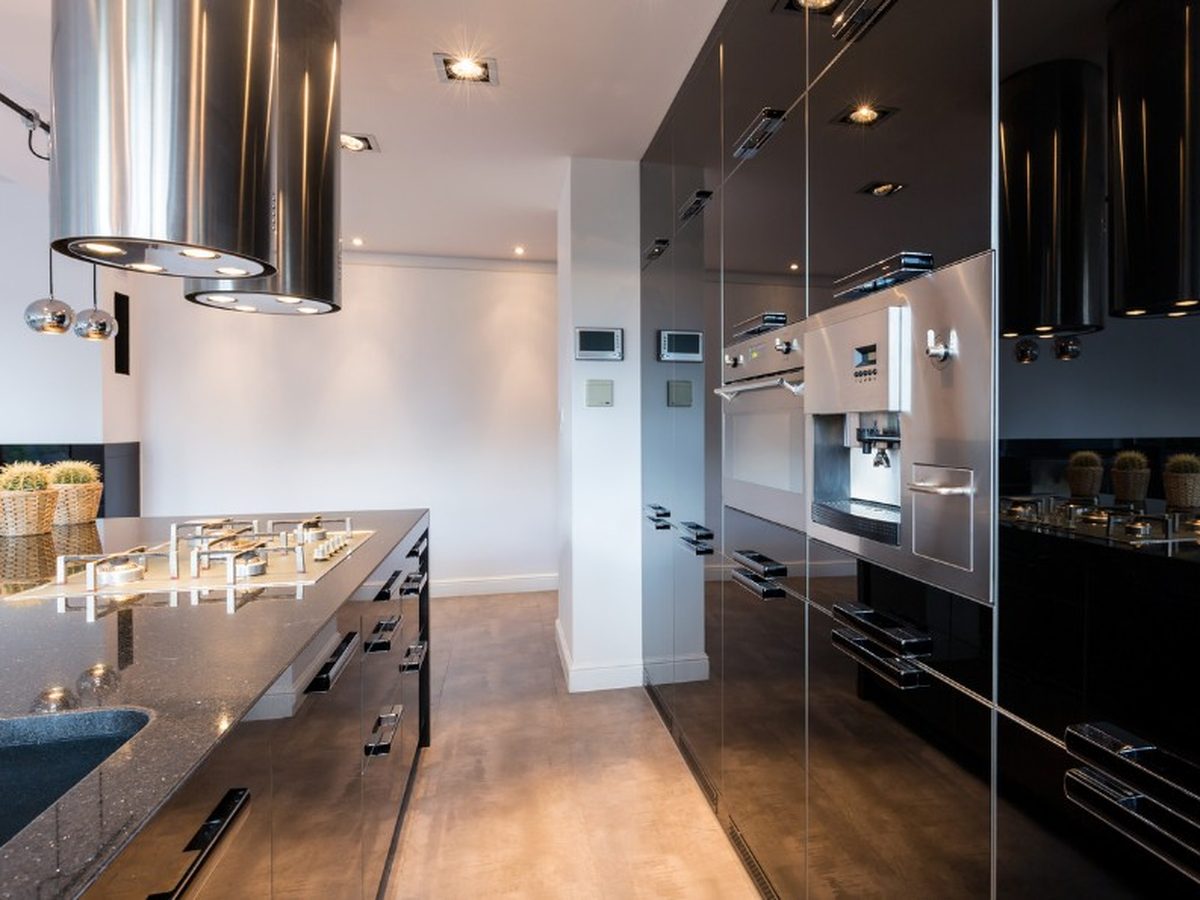 Cocina de madera a medida con isla central en un chalet de Golmayo