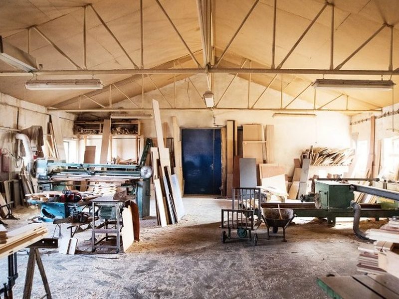 Taller de carpintería en Soria capital con maquinaria de corte y tableros de madera