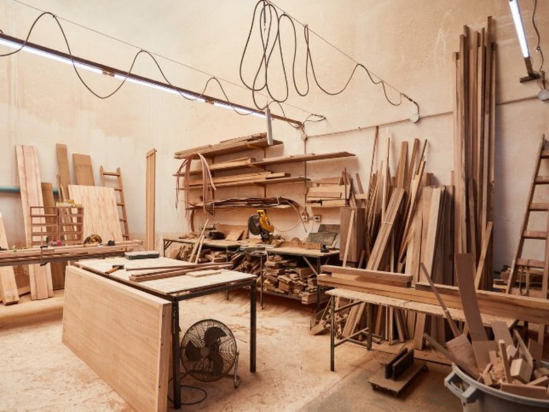 Almacén de listones y tableros de madera maciza en el taller de carpintería de Soria