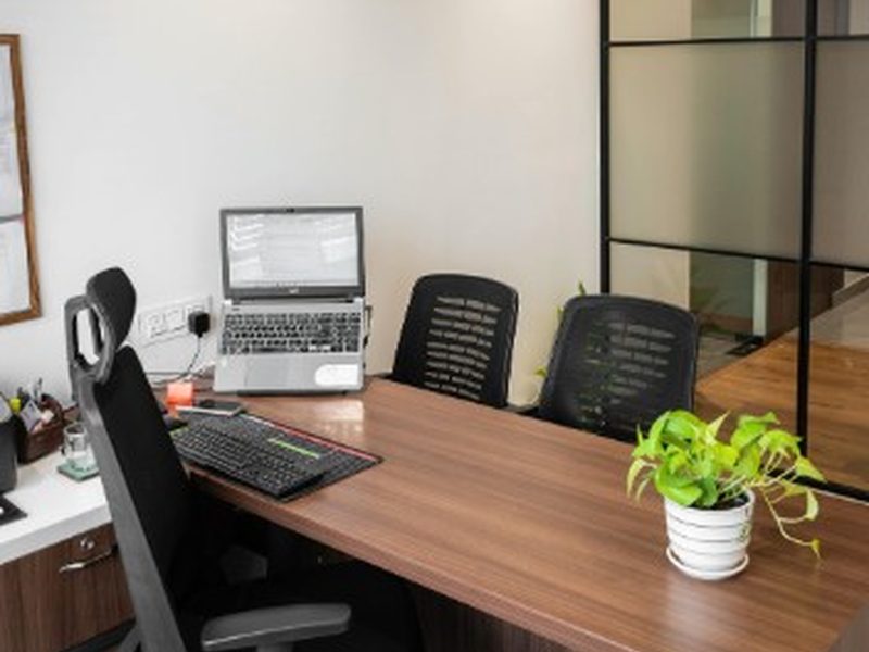 Cocina con office integrado y banco corrido en la misma madera