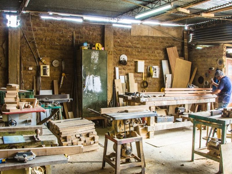 Cocina rústica en pino macizo con encimera de madera
