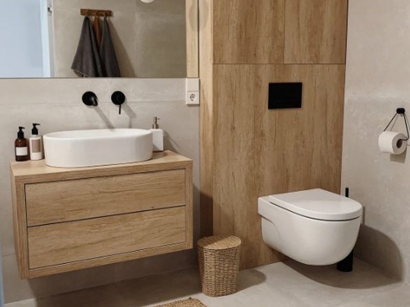 Mueble de baño suspendido a medida en madera con lavabo sobre encimera