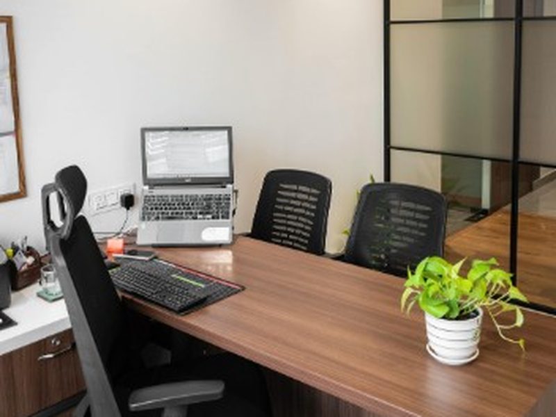Escritorio de oficina a medida en madera de nogal instalado en Soria capital