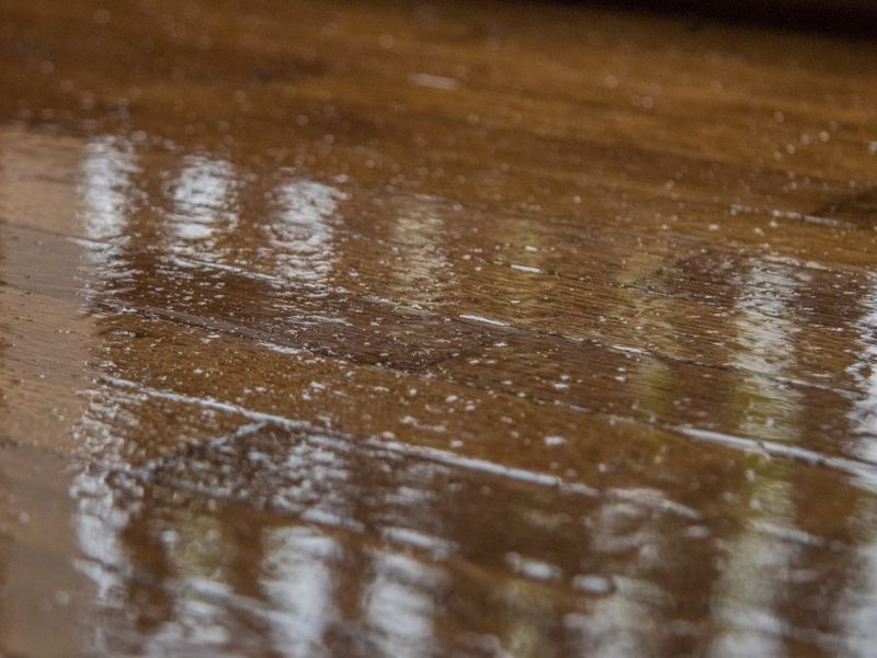 Barniz recién aplicado sobre la superficie de un mueble de madera restaurado
