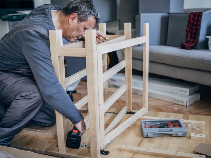 Restauración de mueble antiguo familiar en taller de Soria