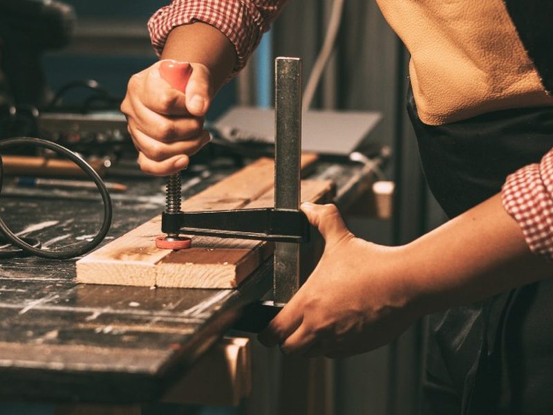 Reencolado y consolidación de mueble antiguo de madera