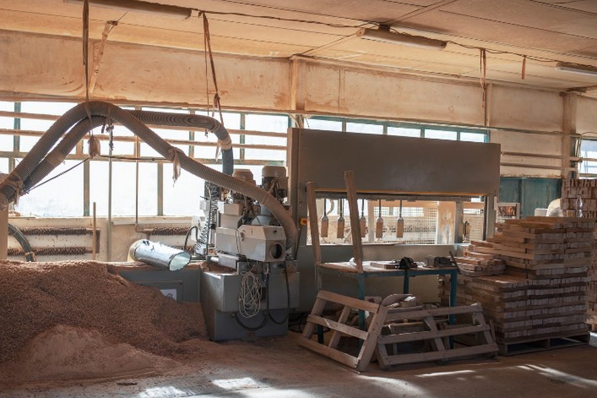 Instalación de rodapié de madera a juego con el suelo en una vivienda de Soria