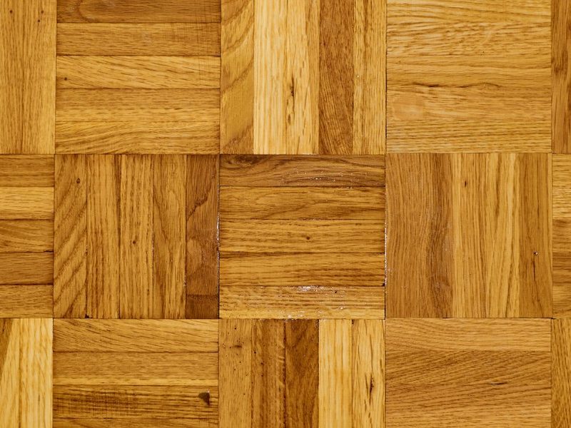 Parquet mosaico de roble colocado en damero en una vivienda de Almazán