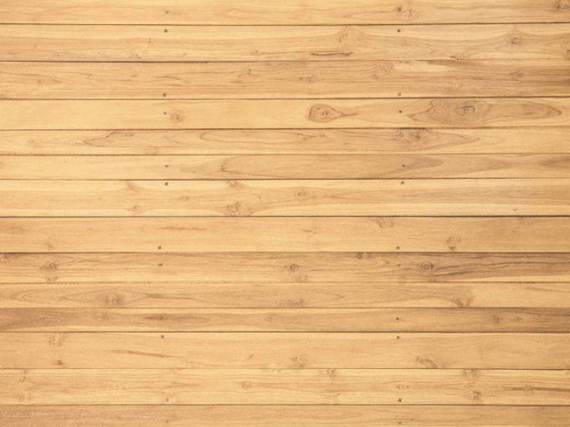 Rodapié de madera a juego con la tarima lijada y barnizada en una vivienda de Soria capital
