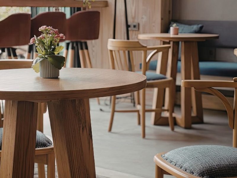 Mesas altas y sillas de madera a medida para una cafetería